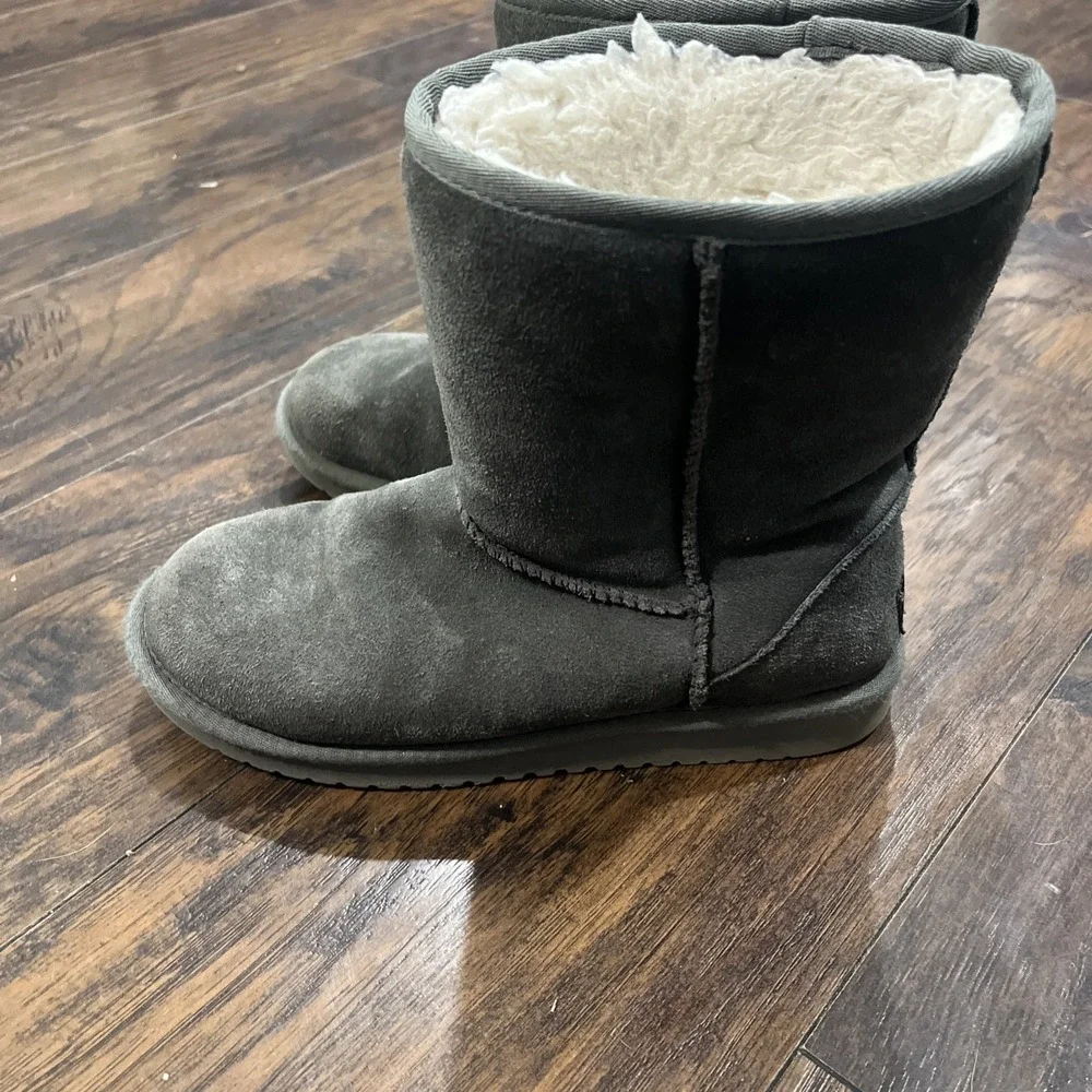 UGG Koolaburra Classic Short Boots Women's Sz 7 Gray Suede Faux Fur Lined